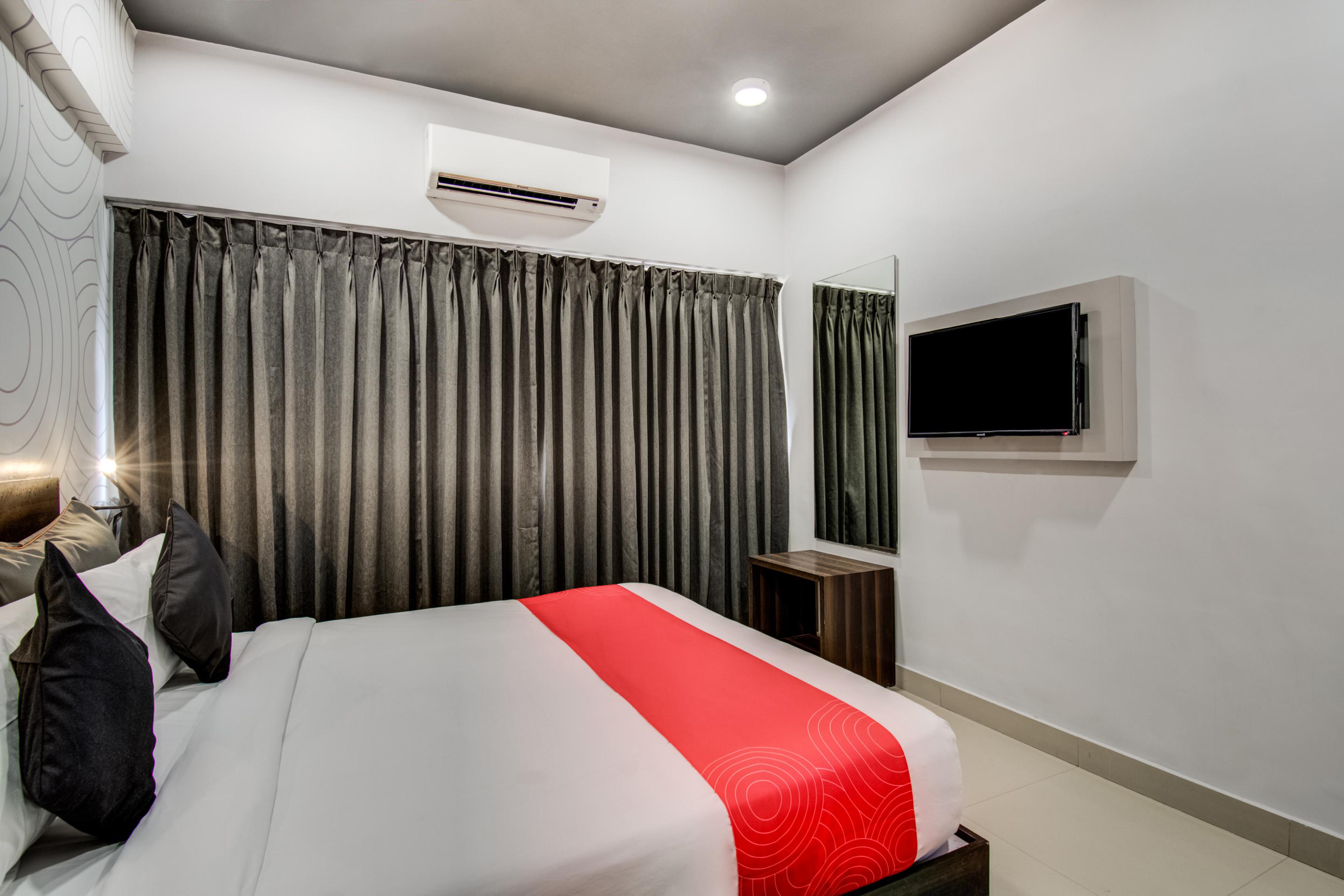 Oyo Flagship 18914 Rajdhani Hotel Pune