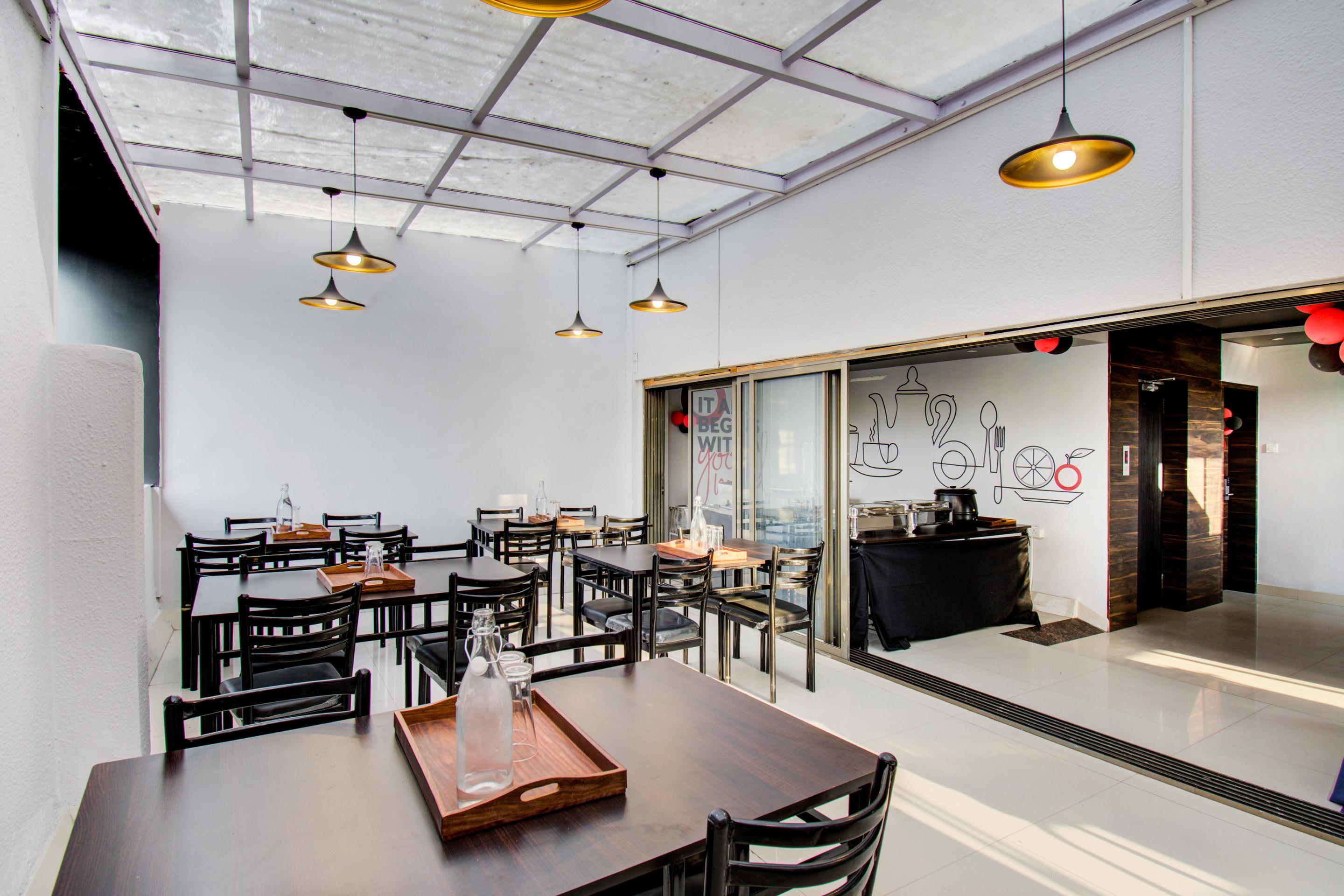 Oyo Flagship 18914 Rajdhani Hotel Pune